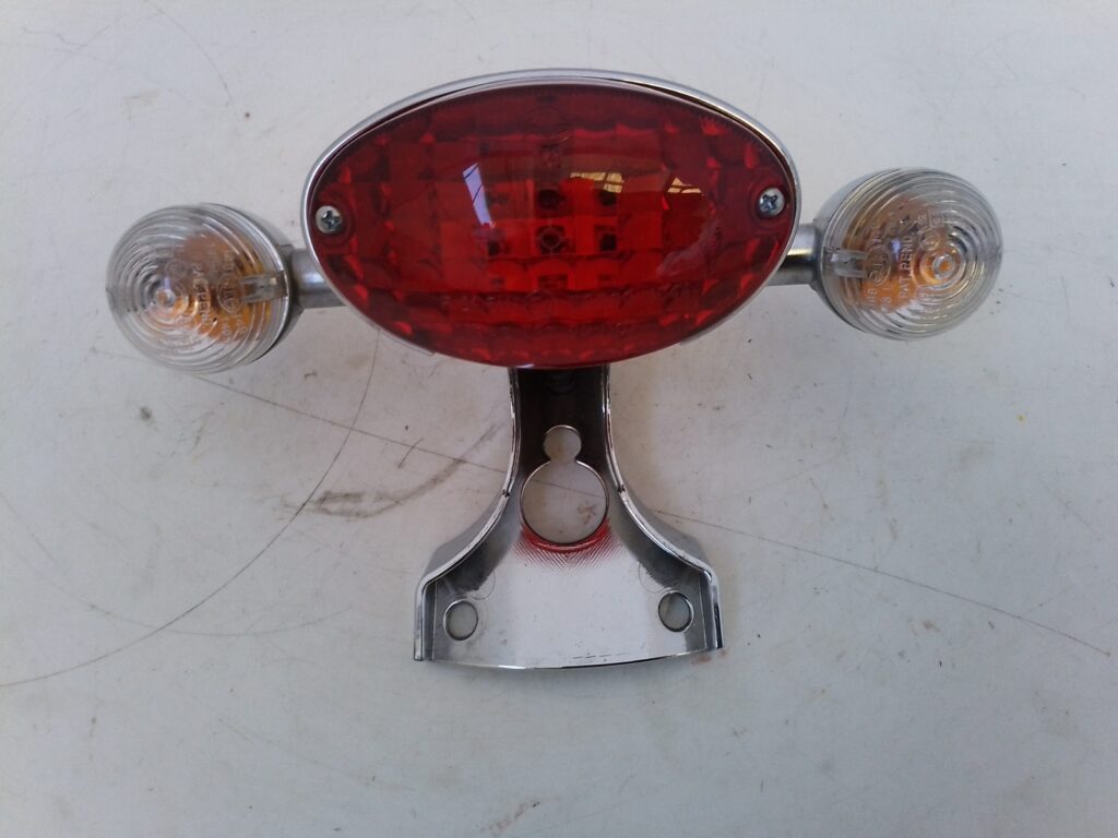 MOTO GUZZI V7 2008 2012 luce stop faro posteriore con frecce - Stock Moto  Ricambi