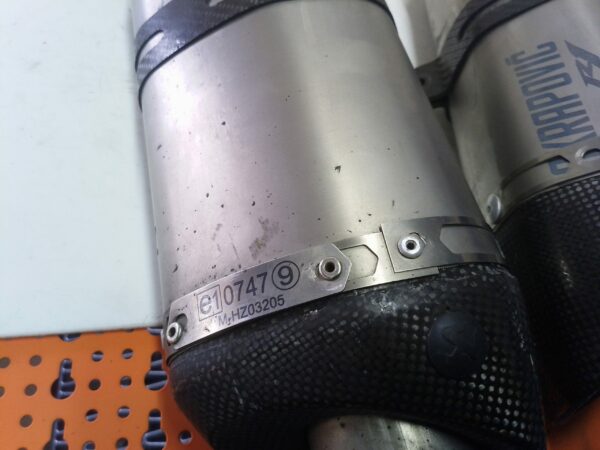 Yamaha R1 Big bang Scarico terminale marmitta akrapovic modificato