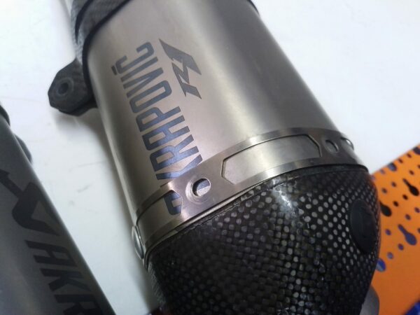 Yamaha R1 Big bang Scarico terminale marmitta akrapovic modificato