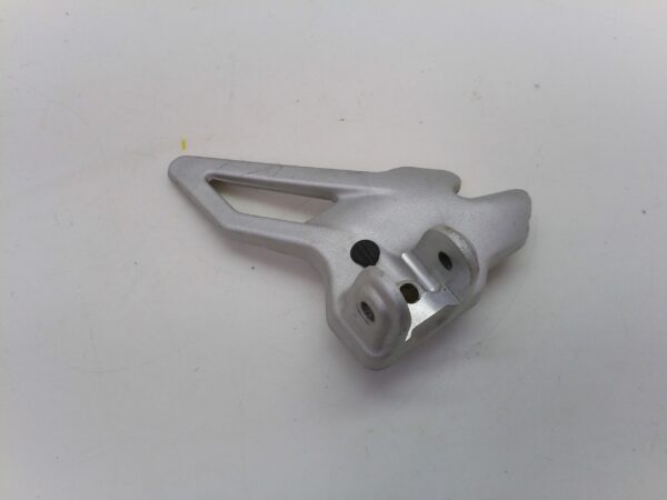 MV AGUSTA BRUTALE 675 / 800 Supporto pedana posteriore destra B6374