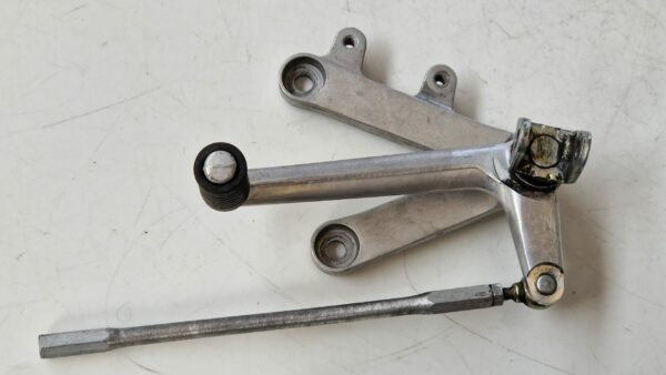 Honda CBR900 RR  1996/97  CBR400  1990/97 Supporto pedana anteriore Sx con asta e leva cambio