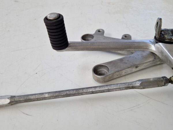 Honda CBR900 RR  1996/97  CBR400  1990/97 Supporto pedana anteriore Sx con asta e leva cambio