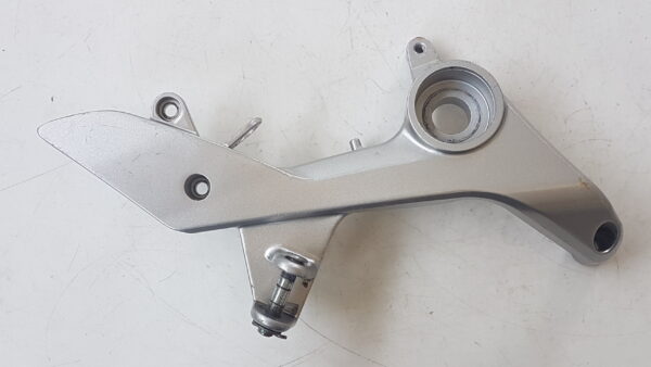 Honda VFR 800  1998-01 Piastra supporto pedana pilota Dx