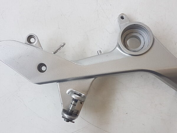 Honda VFR 800  1998-01 Piastra supporto pedana pilota Dx