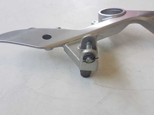 Honda VFR 800  1998-01 Piastra supporto pedana pilota Dx