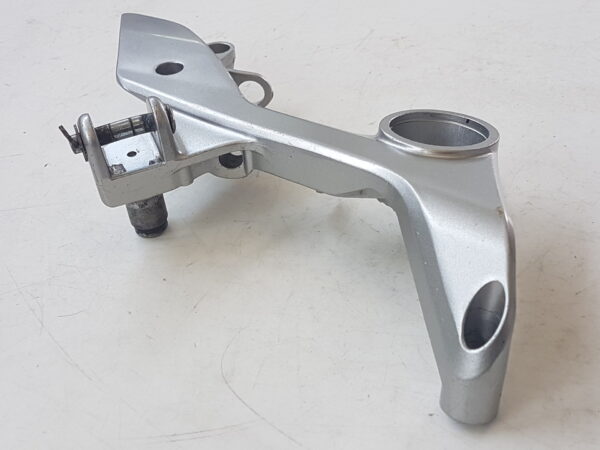 Honda VFR 800  1998-01 Piastra supporto pedana pilota Dx