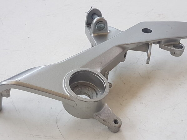 Honda VFR 800  1998-01 Piastra supporto pedana pilota Dx