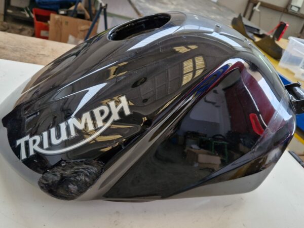 Triumph street triple Serbatoio nero ammaccatura da riparare