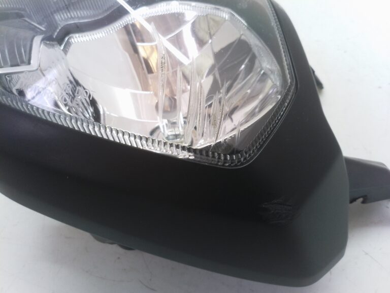 Yamaha MT 07 2014 faro anteriore graffi